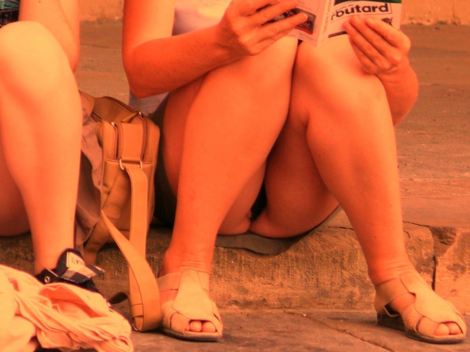 Voyeur upskirt in florence-mother and daughter 