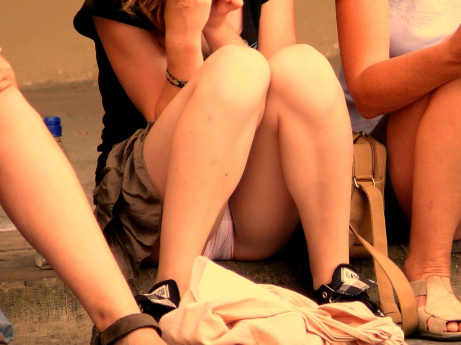 Voyeur upskirt in florence-mother and daughter 