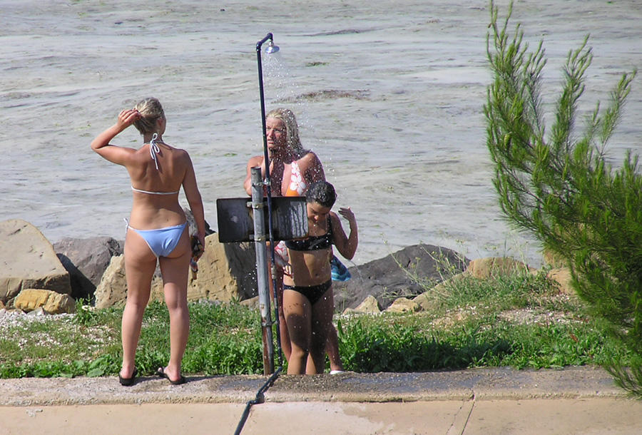 Shower bikini beach -  voyeur pics