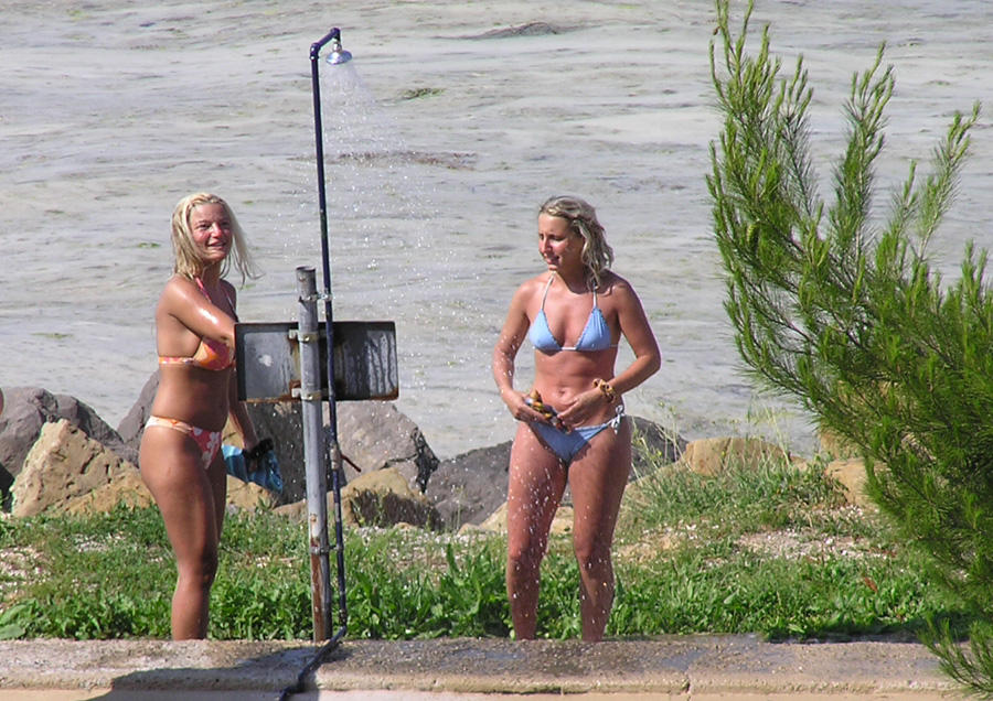 Shower bikini beach -  voyeur pics