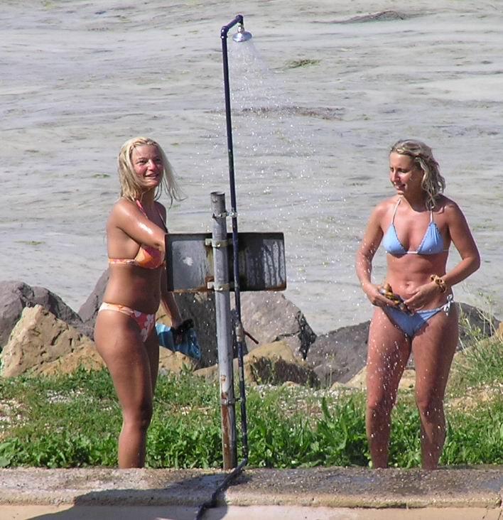 Shower bikini beach -  voyeur pics