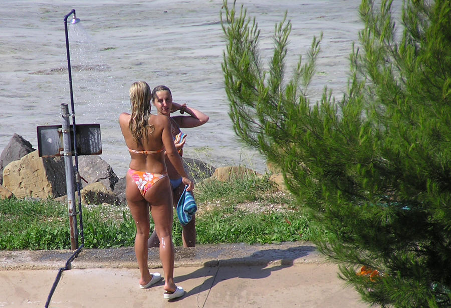 Shower bikini beach -  voyeur pics