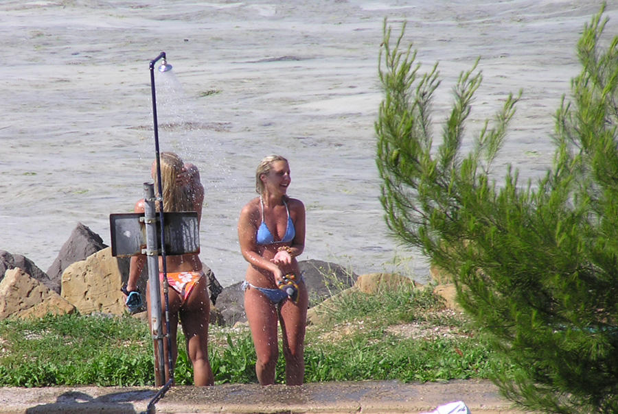 Shower bikini beach -  voyeur pics