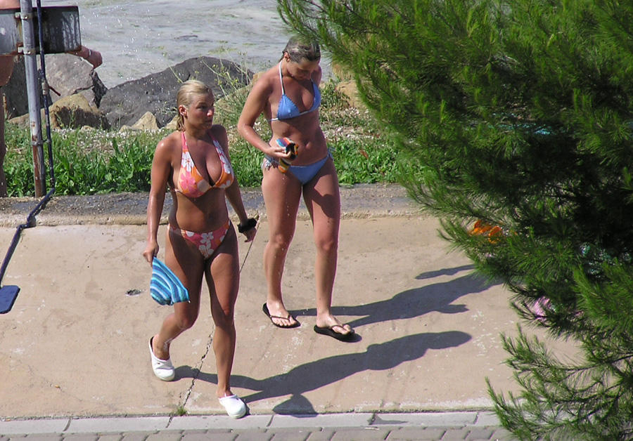 Shower bikini beach -  voyeur pics