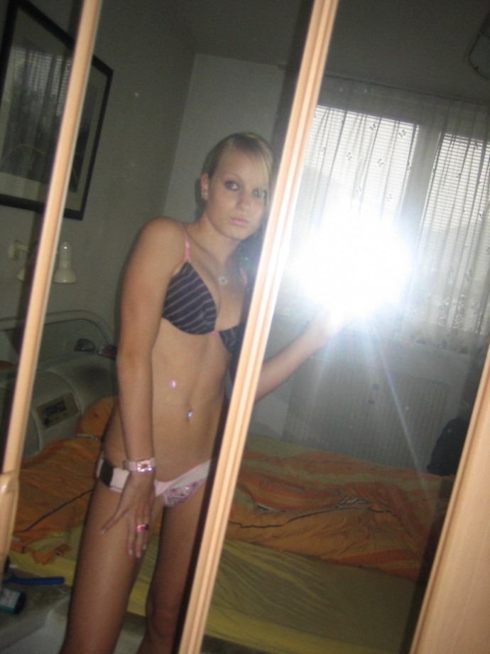Pikotop - naked blondy in bathroom
