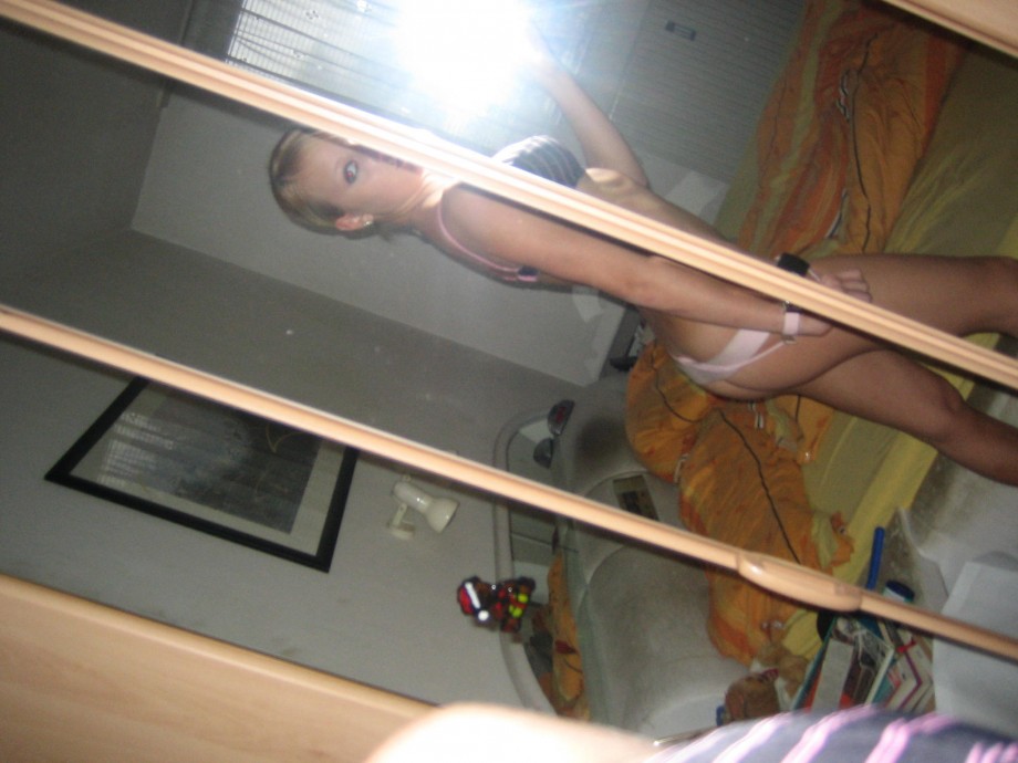 Pikotop - naked blondy in bathroom