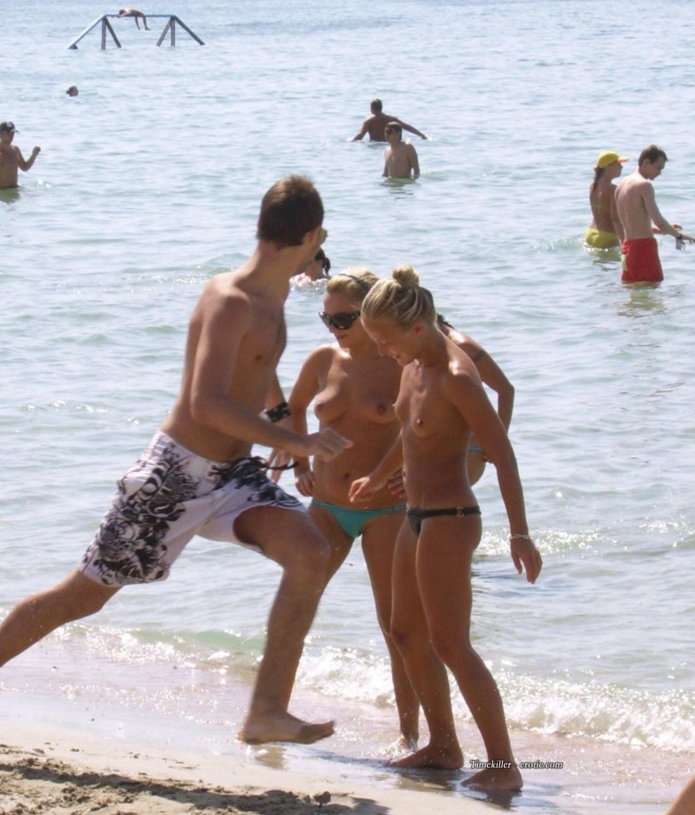 Amateurs girl topless at the beach - spy photos 04