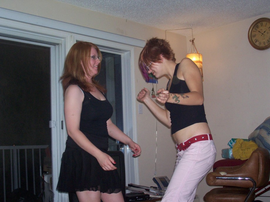 Emo girlfriend showing skinny pussy