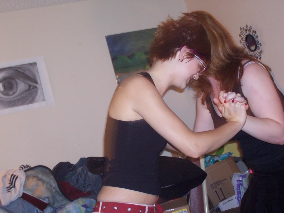 Emo girlfriend showing skinny pussy