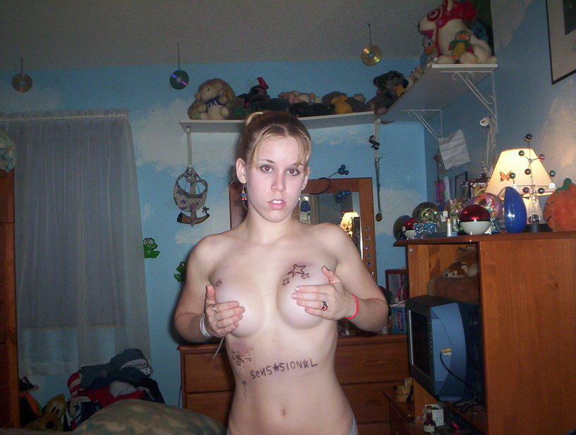 Nice girlfriend showing pussy