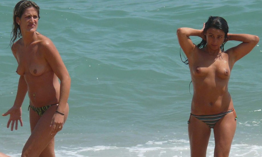 Amateurs: topless beach chicks. part 1. 