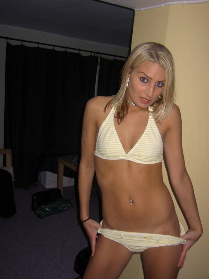 Blonde chick likes to pose 
