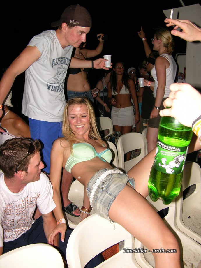 Young girls at party- drunk teenagers - amateurs pics 24