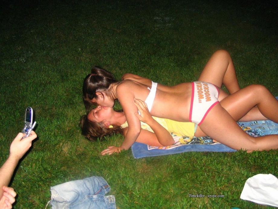 Young girls at party- drunk teenagers - amateurs pics 24