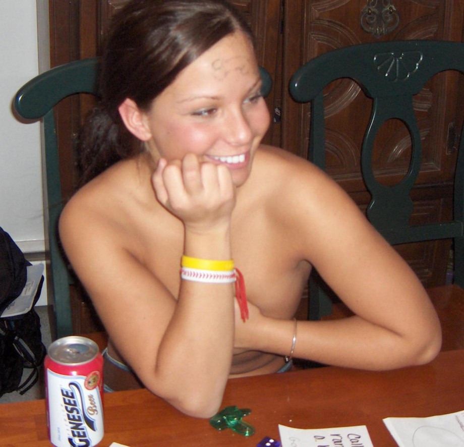 Amateur girls playing strip poker no.02 