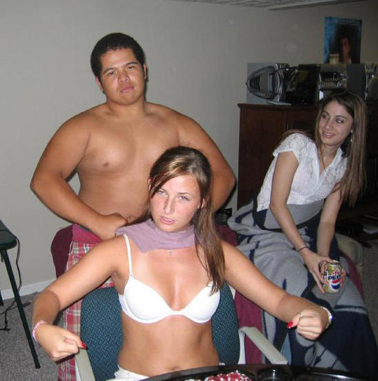 Amateur girls playing strip poker no.02 