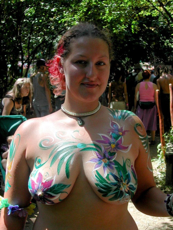 Amateur girls theirs body painting 