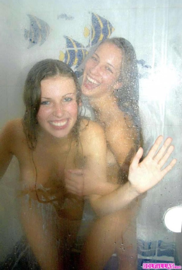 Two naked teengirls in bathroom