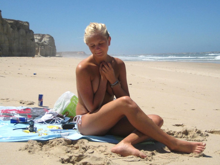 Amateur topless girls on the beach no.11 