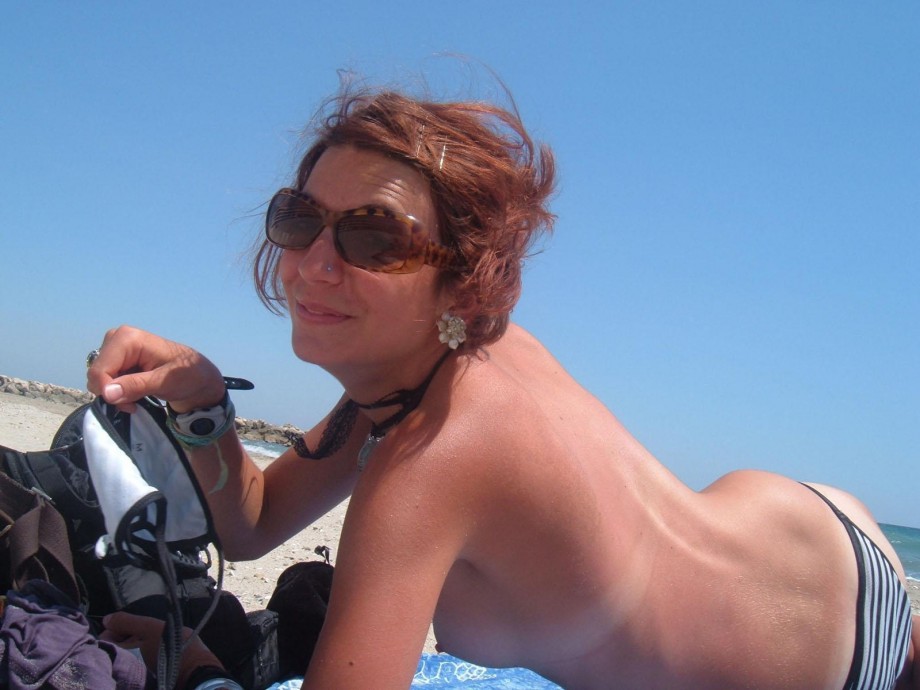 Amateur topless girls on the beach no.11 