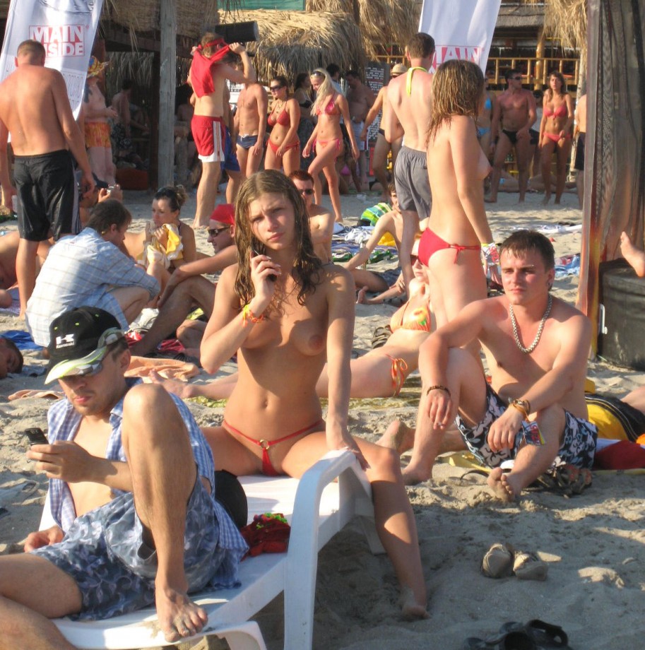 Amateur topless girls on the beach no.11 