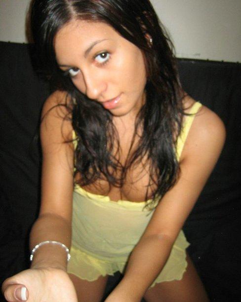 Beautiful latina amateur loves to blow