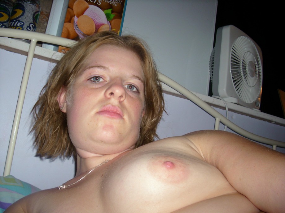 Pikotop - hot wife posing to husband 