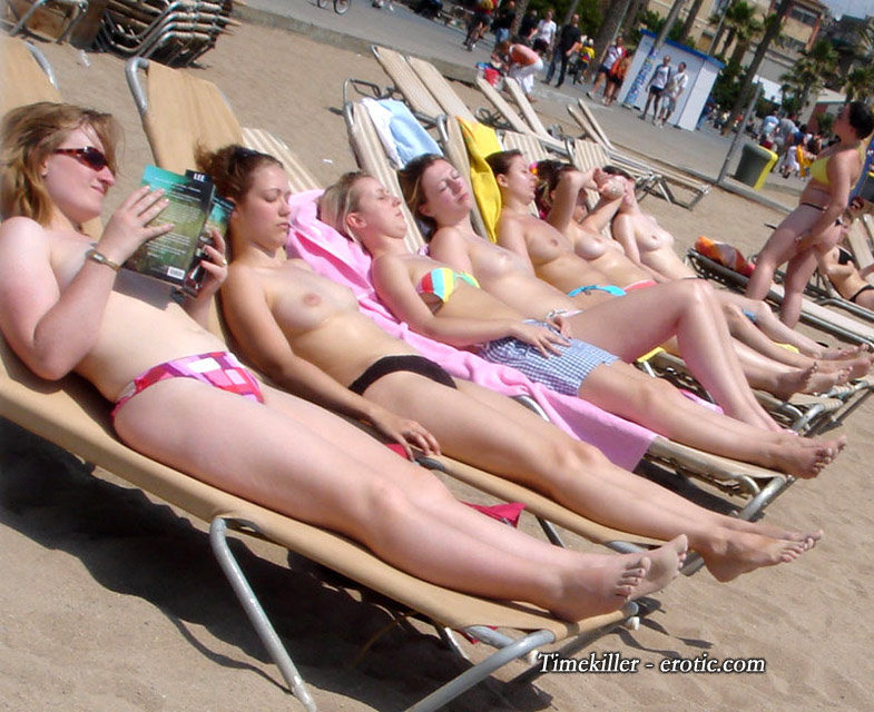 Grouptopless photos amateur girls on the beach