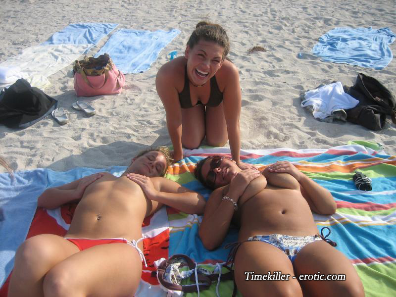 Grouptopless photos amateur girls on the beach