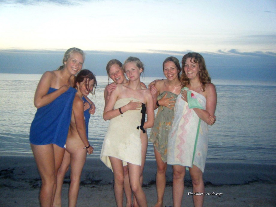 Grouptopless photos amateur girls on the beach