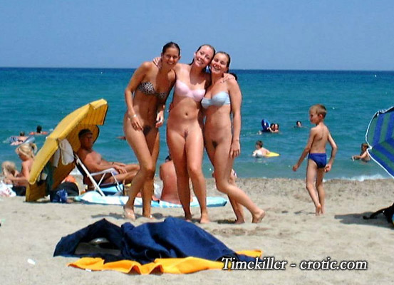 Grouptopless photos amateur girls on the beach