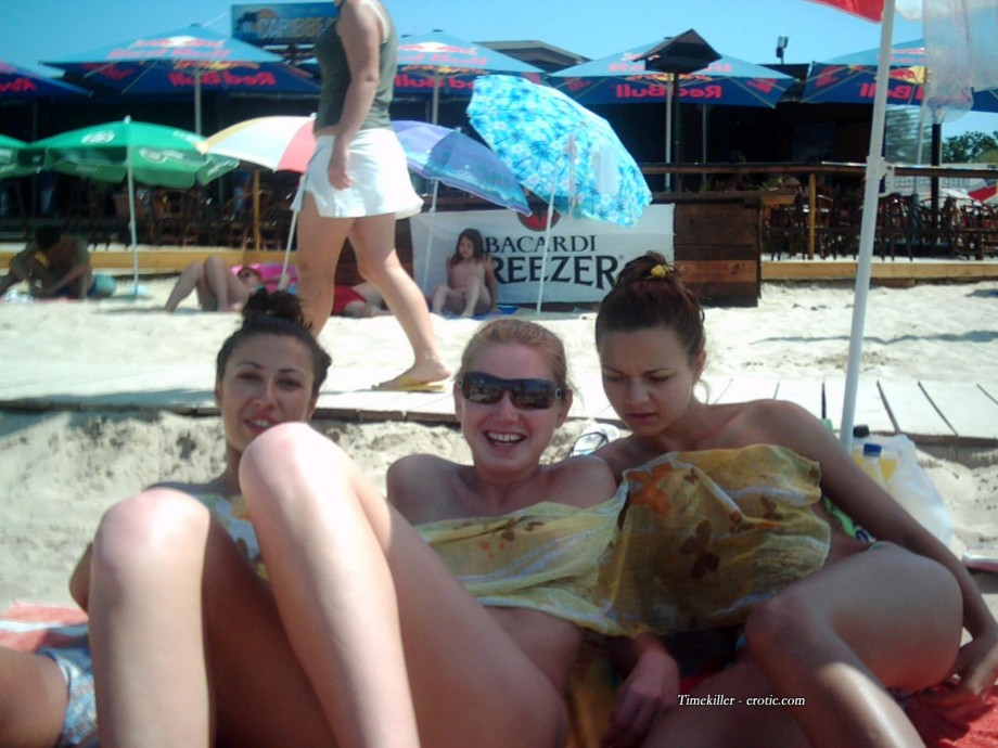 Grouptopless photos amateur girls on the beach