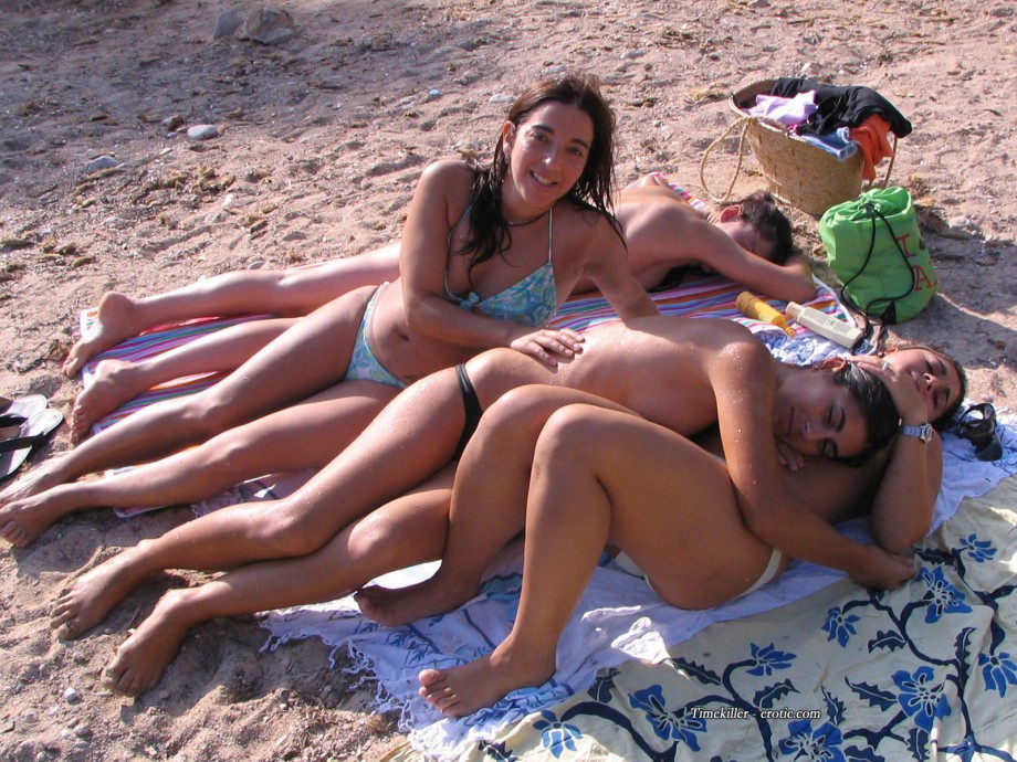 Grouptopless photos amateur girls on the beach