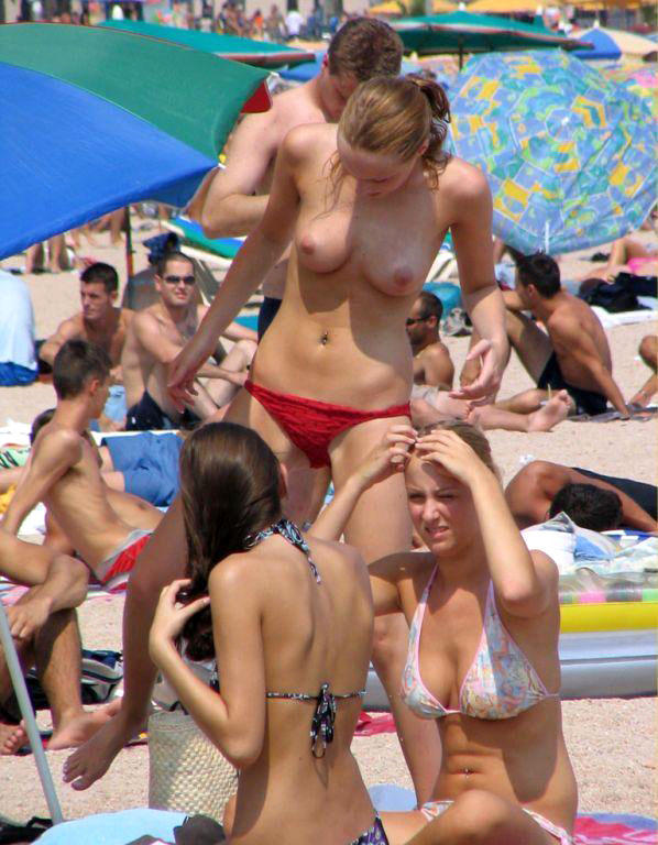 Amateurs girl topless at the beach - spy photos 01