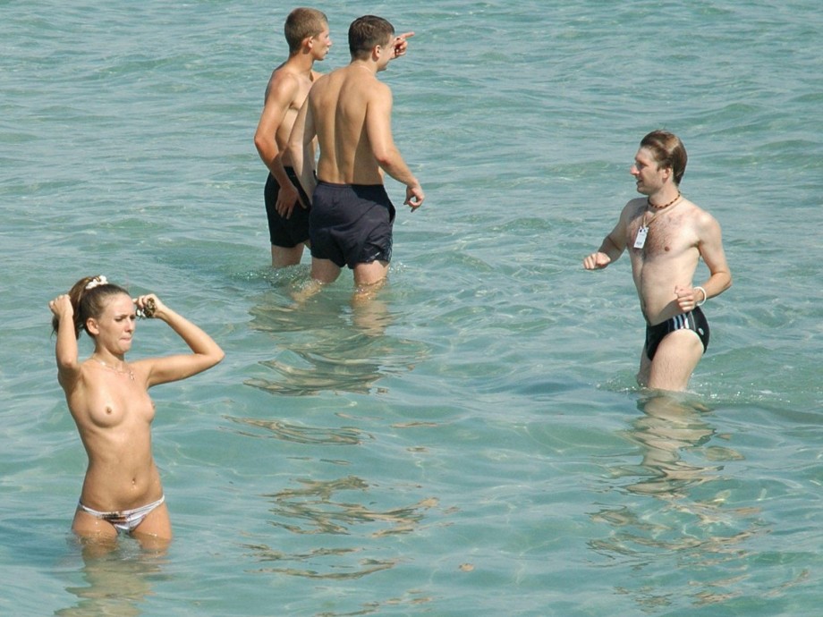 Amateurs girl topless at the beach - spy photos 01