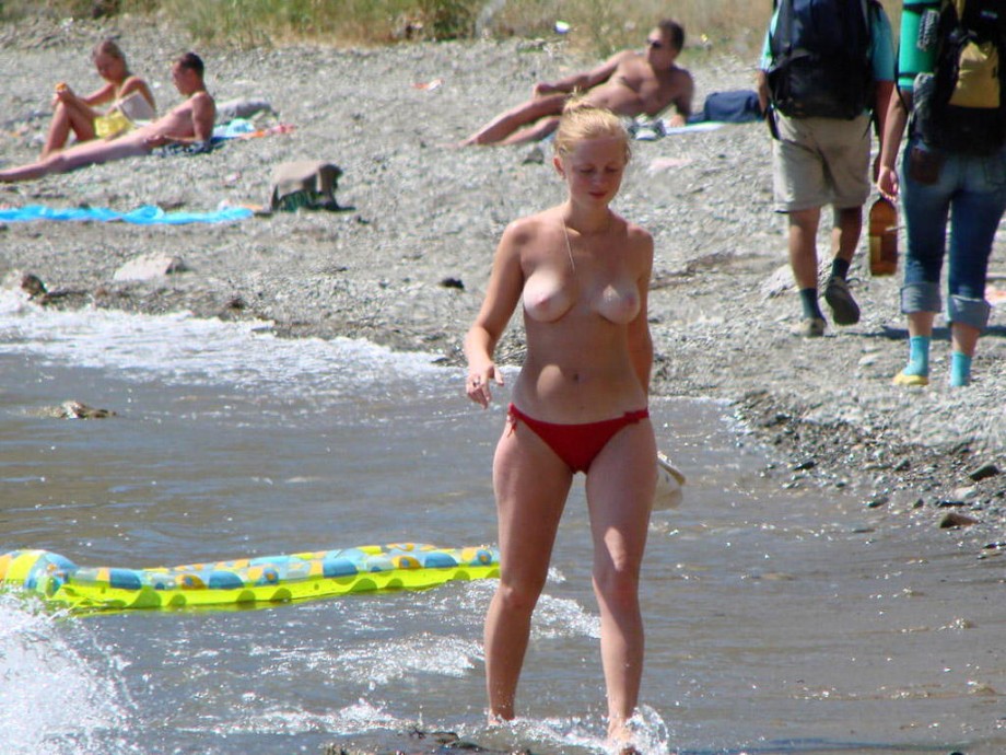 Amateurs girl topless at the beach - spy photos 01