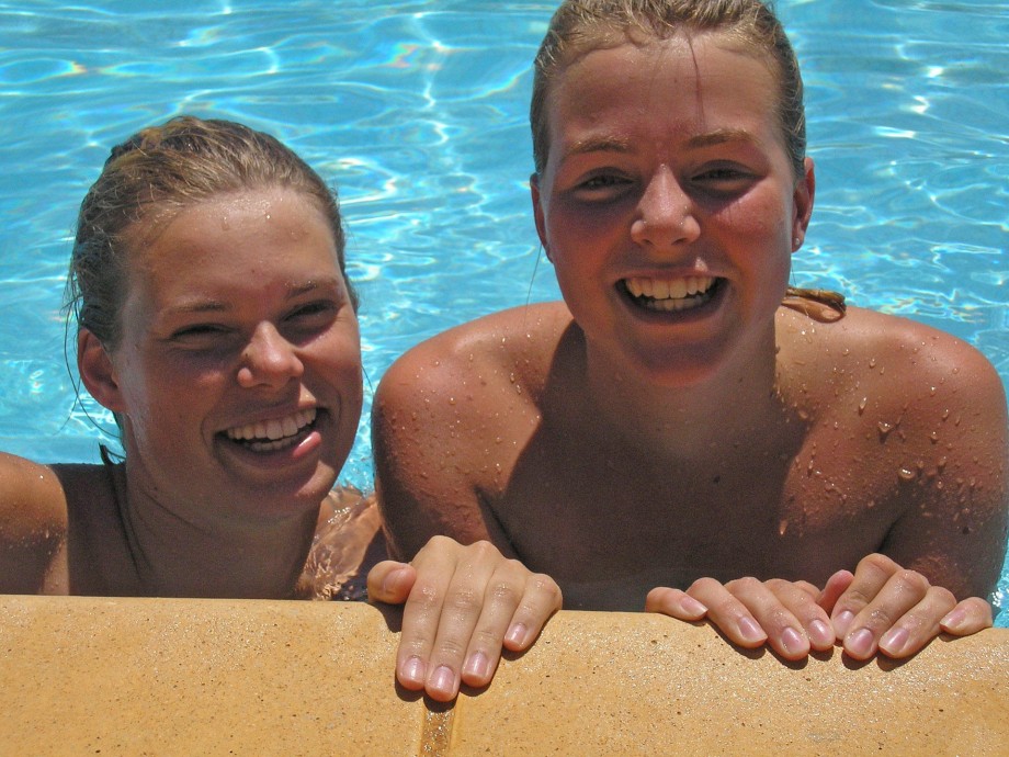 Topless poolparty