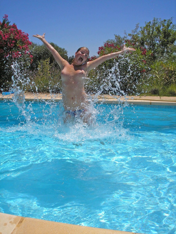 Topless poolparty