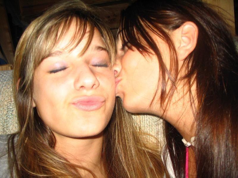 Kissing girls 