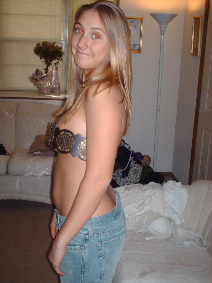 Cute blond amateur teenie strips off 