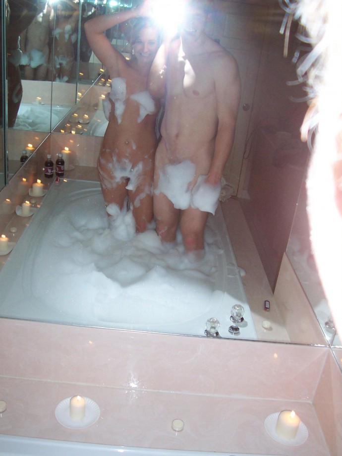 Jessica and boyfriend in the bathtub 