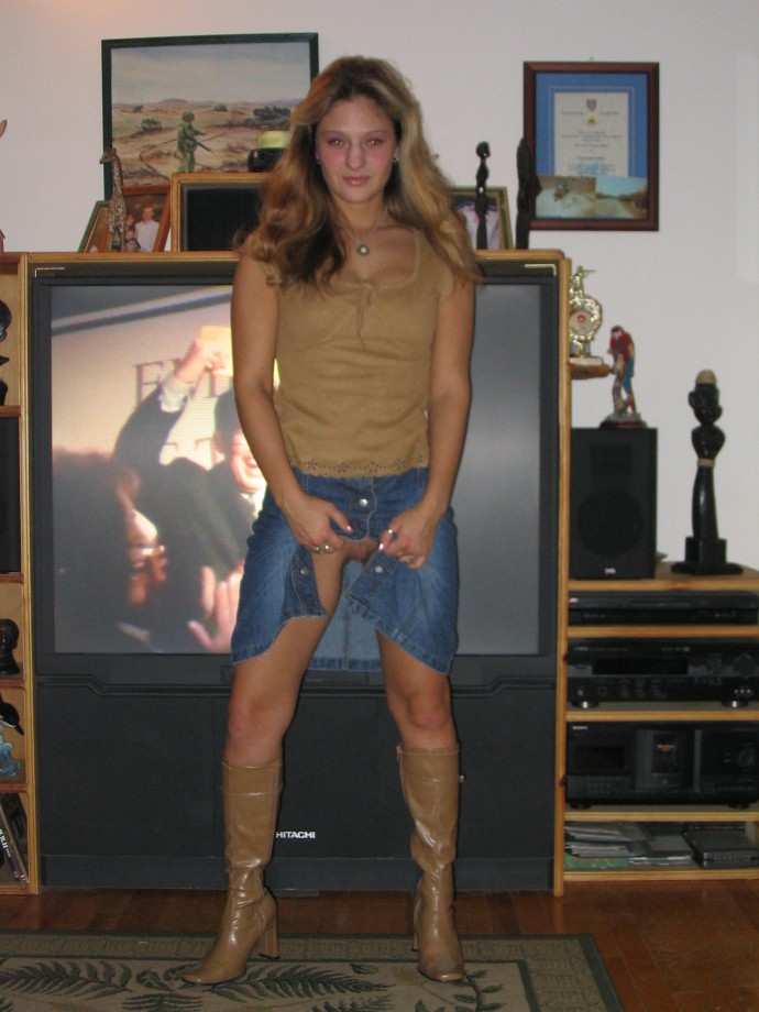 Blonde girlsexing up her bf 