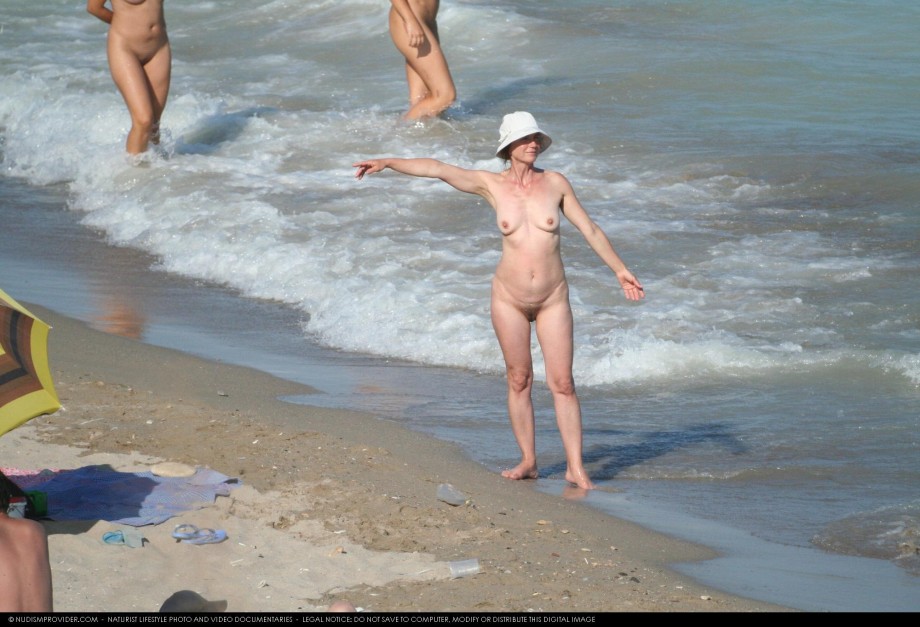 Voyeur - some pics from costinest nudist beach