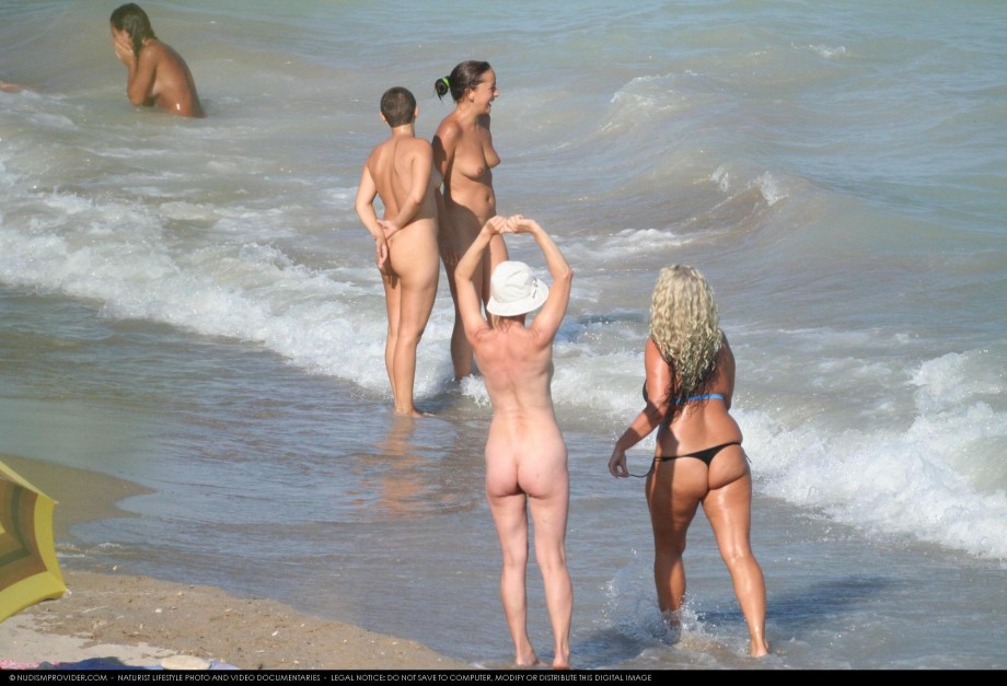 Voyeur - some pics from costinest nudist beach