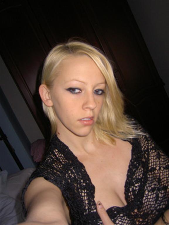 Amateur girlfriend takes selfpics 