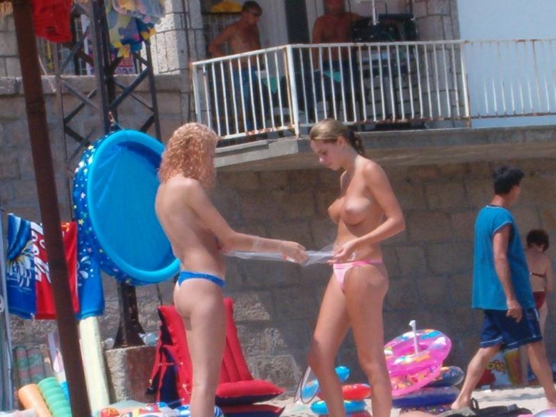 Amateur girls topless at the beach - spy photos 05