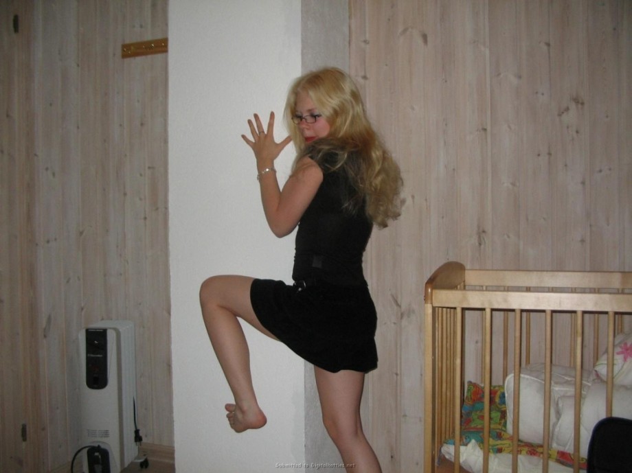 A blond amateur girl pose 