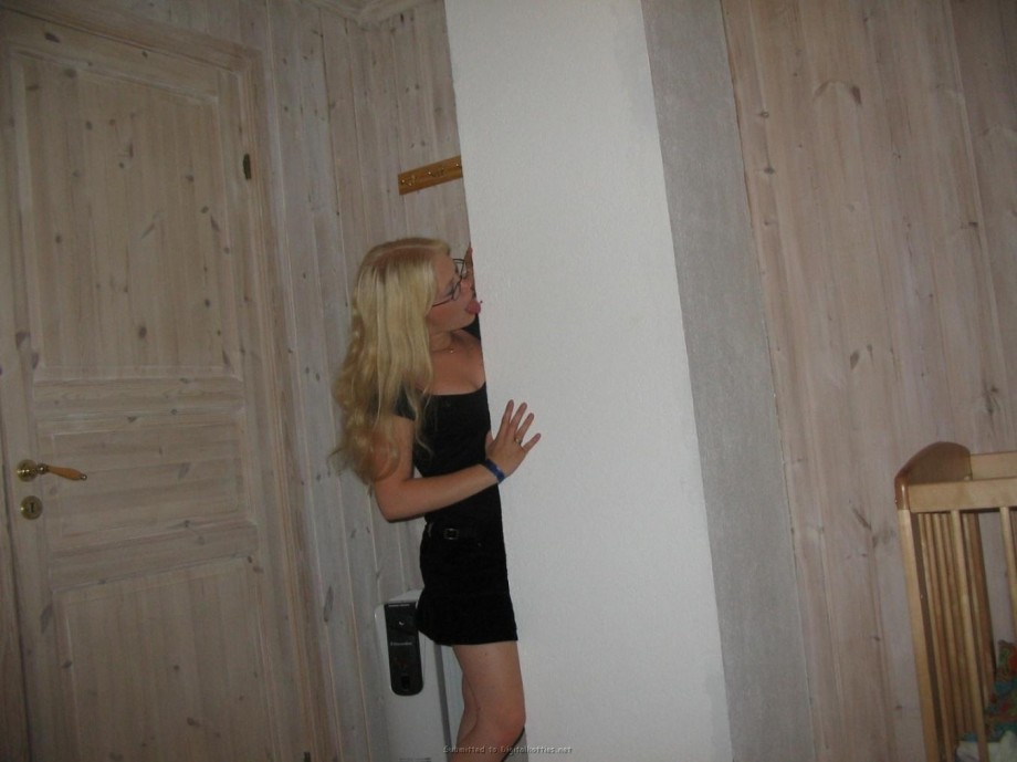 A blond amateur girl pose 