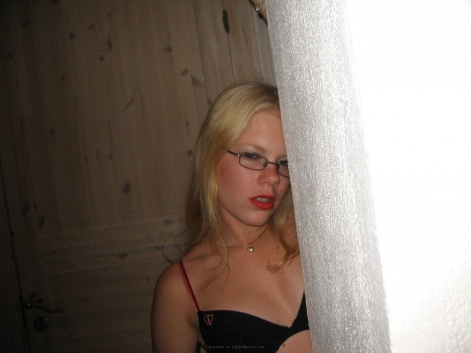 A blond amateur girl pose 