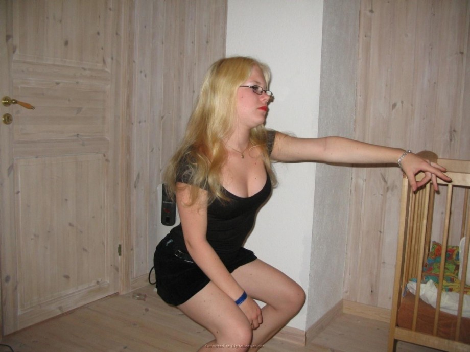 A blond amateur girl pose 